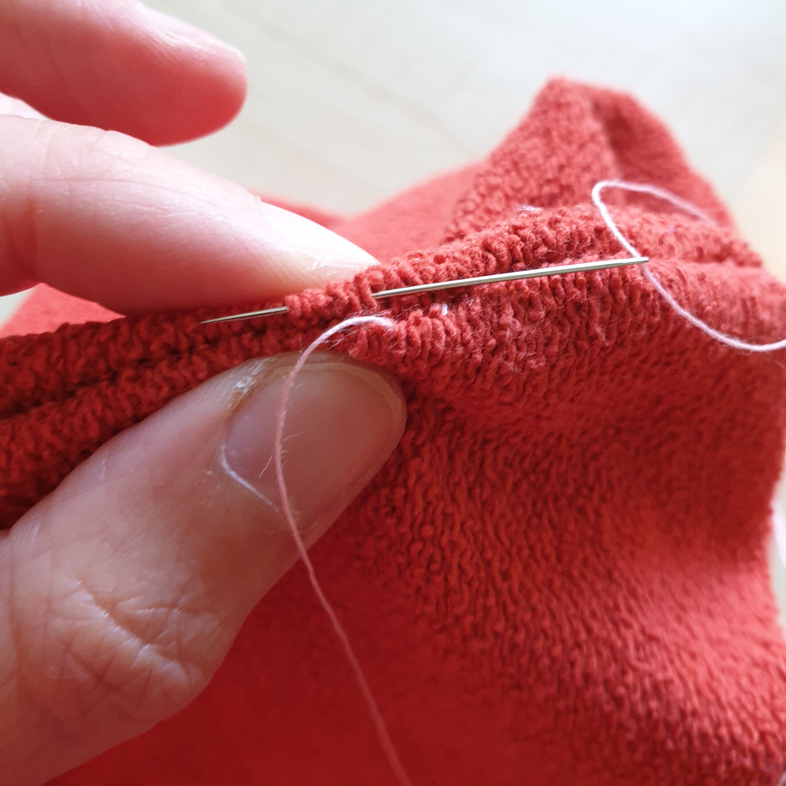 Couture invisible à la main (point coulé)